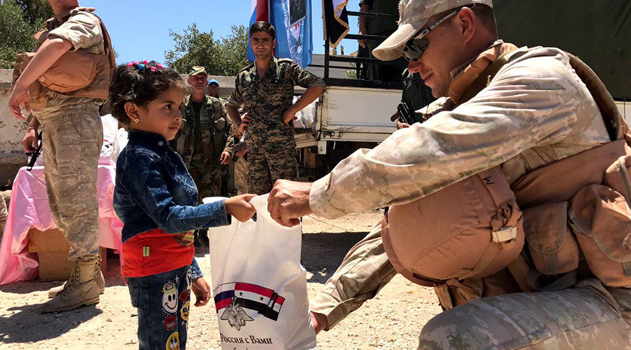 Russian soldier aid Syrian child