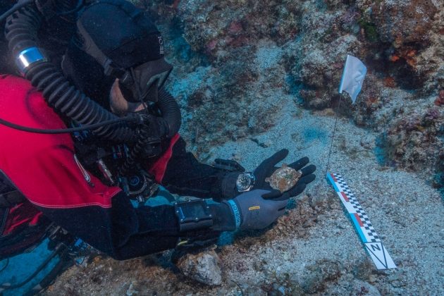Click to enlarge divers Antikythera shipwreck