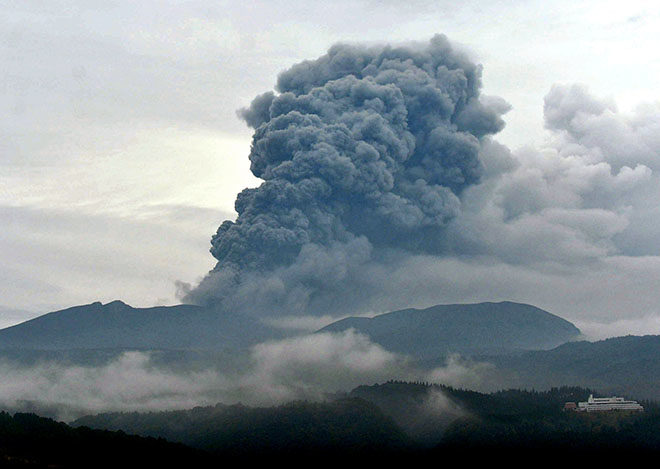A huge plume of smoke emerges from Mount Shinmoedake in southern Kyushu on Oct. 14.