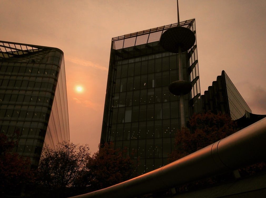 Sun shines red at London Bridge