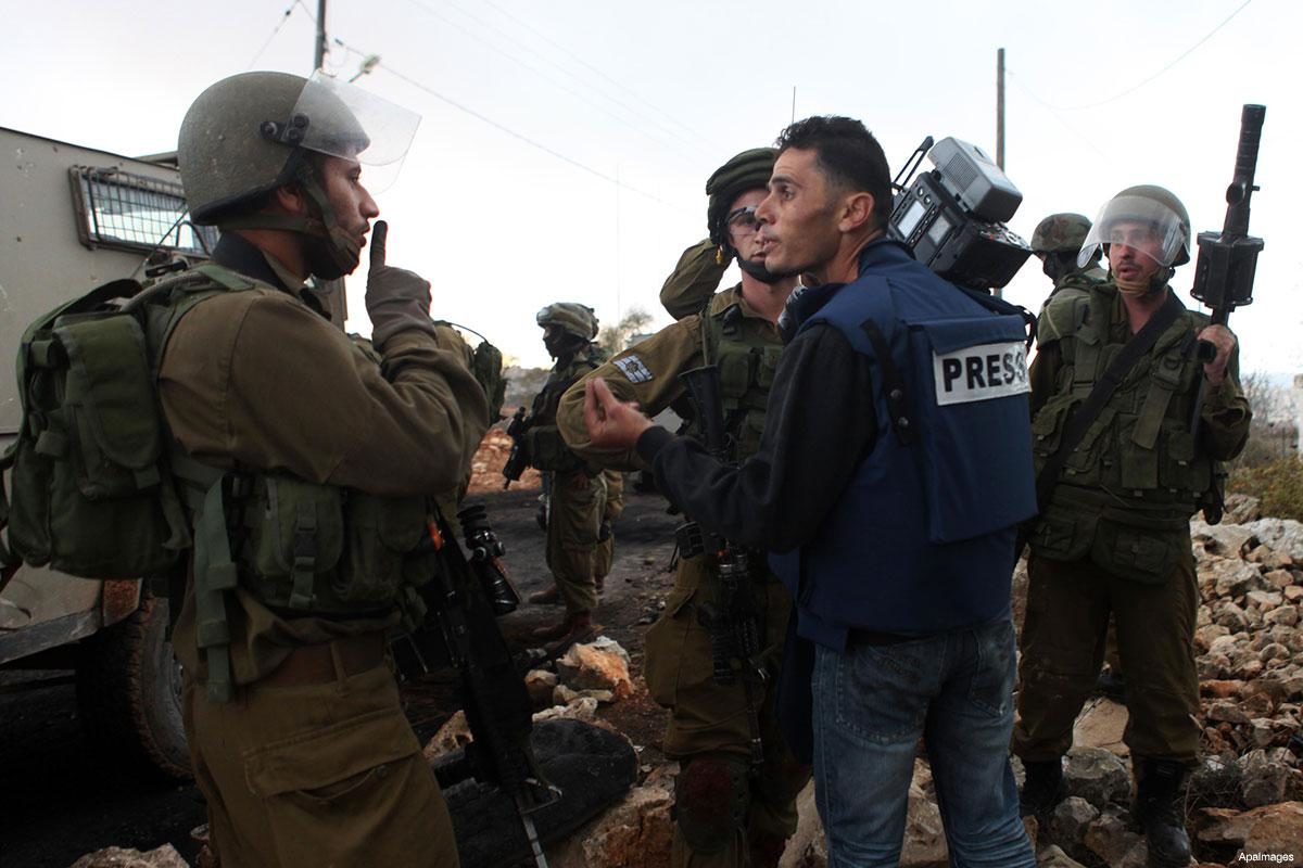 Click to enlarge Palestinian journalist clash with Israeli soldiers