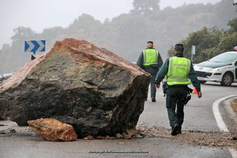 Click to enlarge ROCKFALL: The MA-8401 between Jimera de Líbar and Benaoján was totally blocked