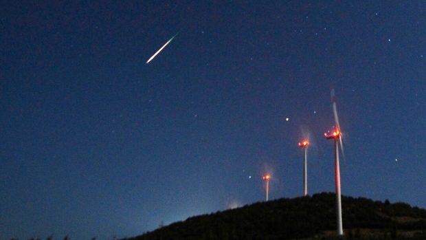 Click to enlarge Meteor from Perseid shower