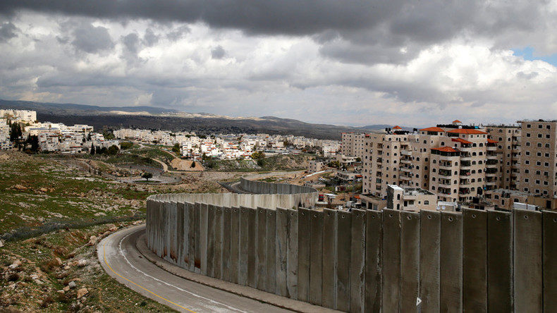 Click to enlarge Israeli barrier running between the East Jerusalem refugee camp of Shuafat (R) and Pisgat Zeev