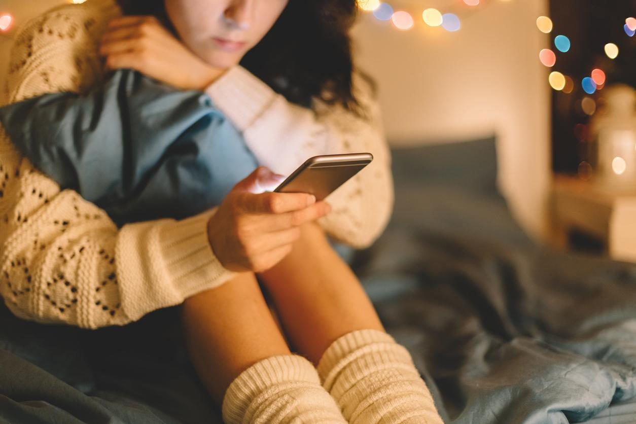 girl on smart phone
