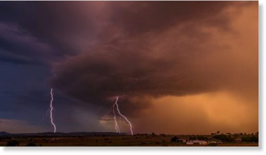 Click to enlarge Lightning split the skies above south-east Queensland on Sunday evening and Monday morning. This photo was taken at Mutdapilly.
