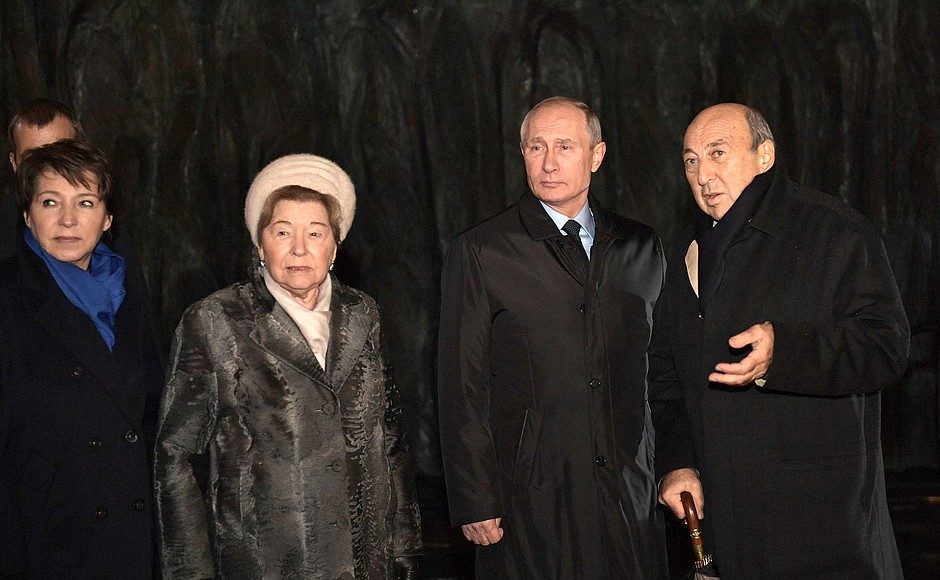 Putin, Tatyana Yumasheva, Naina Yeltsina and sculptor Georgy Frangulyan