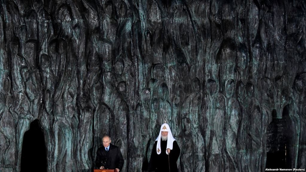 Putin at Soviet-era  victims memorial