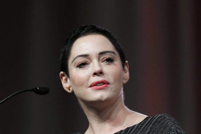 Rose McGowan tweets Harvey Weinstein raped her then is issued with arrest warrant