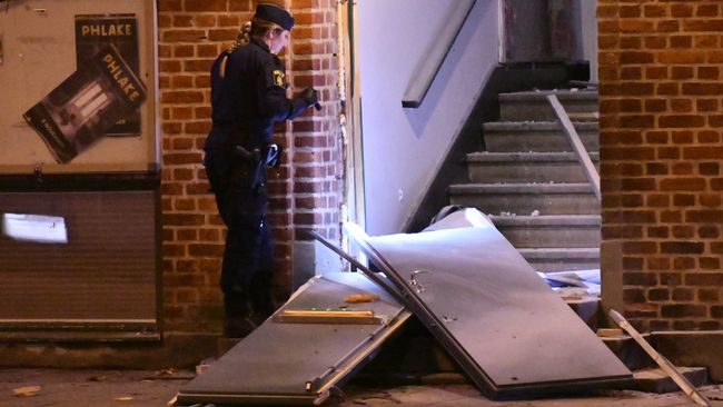 Click to enlarge Nightclub explosion attack doors sweden November 2017