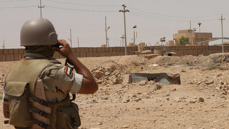 Click to enlarge Iraqi soldier monitors Iraq-Syria border point, Abu Kamal