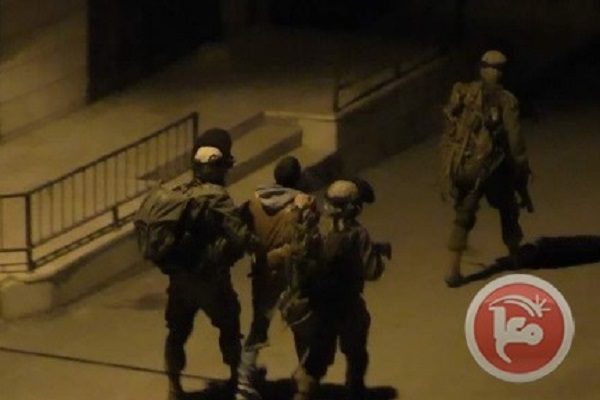 Israeli soldiers detain Palestinian