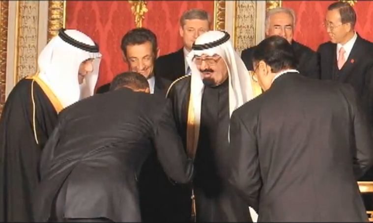 Click to enlarge obama bows saudi king