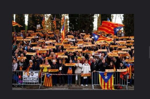Click to enlarge catalan protesters