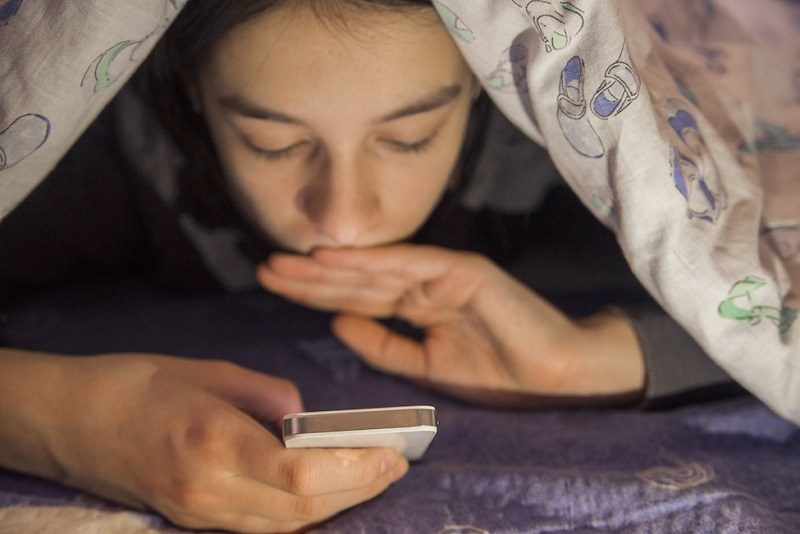 teen on cellphone