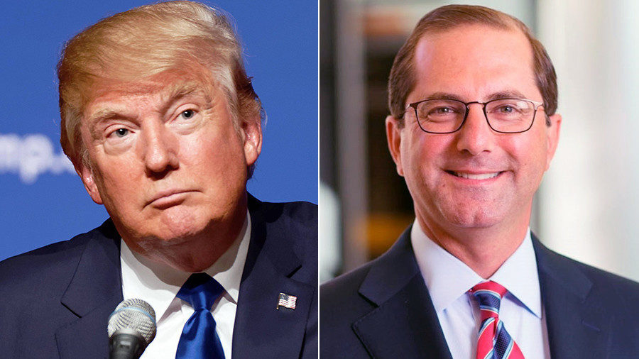US President Donald Trump (L) and Alex Michael Azar