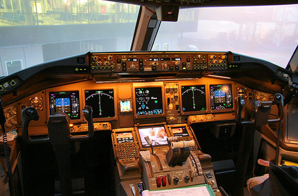 777-200 cockpit