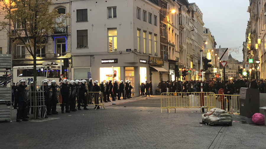 Click to enlarge police riots brussels
