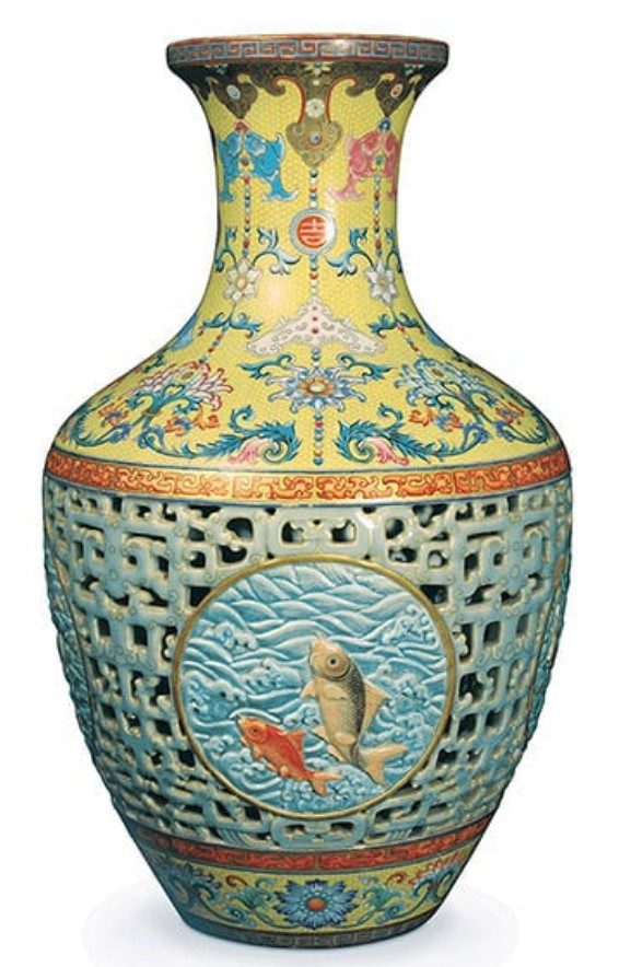 Click to enlarge Chinese 18th century Qianlong dynasty porcelain vase