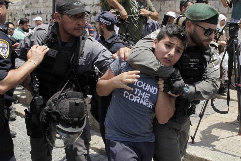 IDF arrests palestinian child