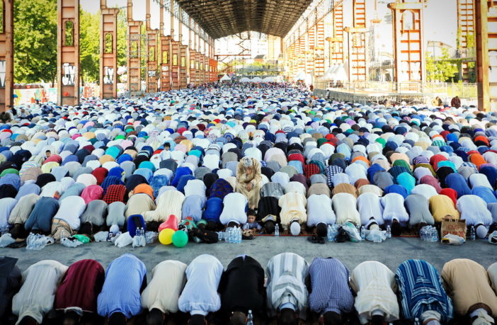 praying muslims europe