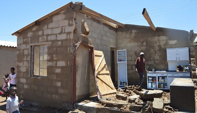 Freak hailstorm destroys 50 homes and injures dozens in Zimbabwe By Strange Sounds - Nov 17, 2017