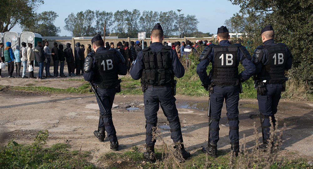 refugee camp calais france police