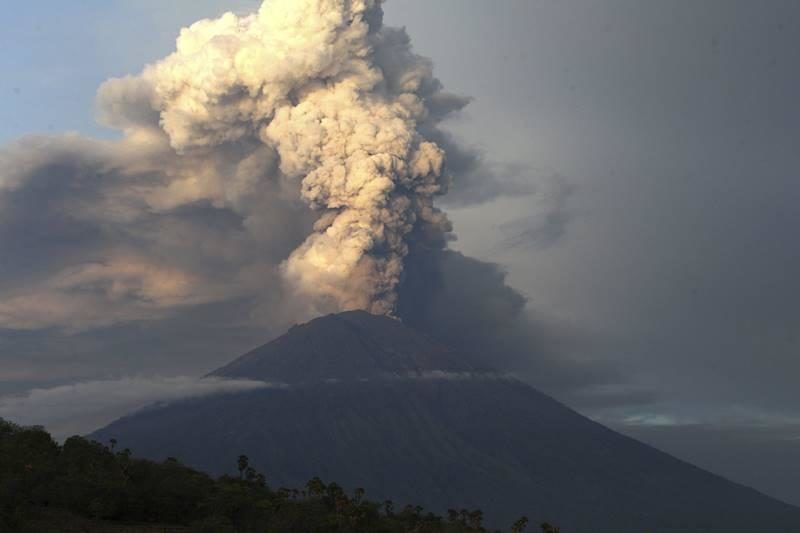 Bali's Mount Agung erupting