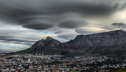 Click to enlarge Cape Town UFO slouds