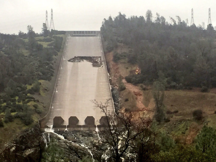Click to enlarge Feb 9th 2017 – concrete collapse at Oroville spillway