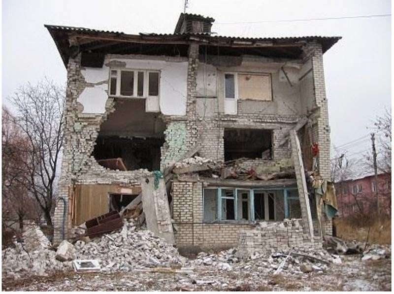 bombed out huse donbass