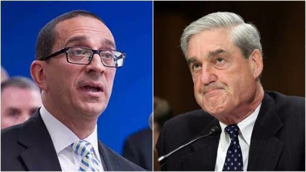 Click to enlarge Mueller and FBI Agent