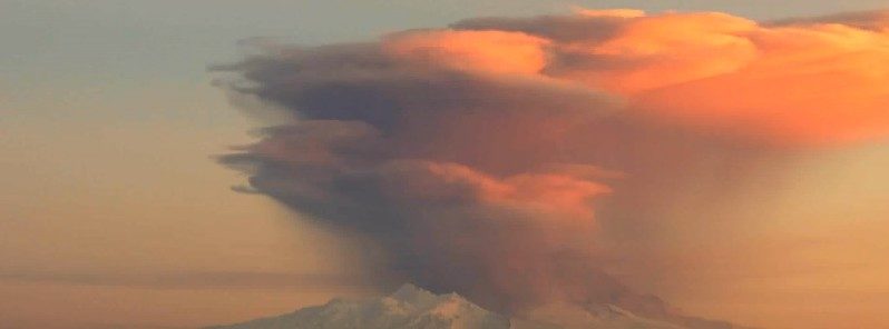 Click to enlarge The volcano ashes 10 kilometres in the air