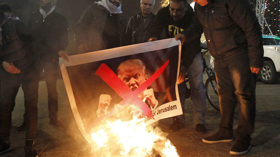 Click to enlarge trump protesters