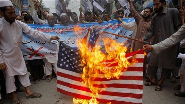 Click to enlarge Pakistani protesters burn American flag