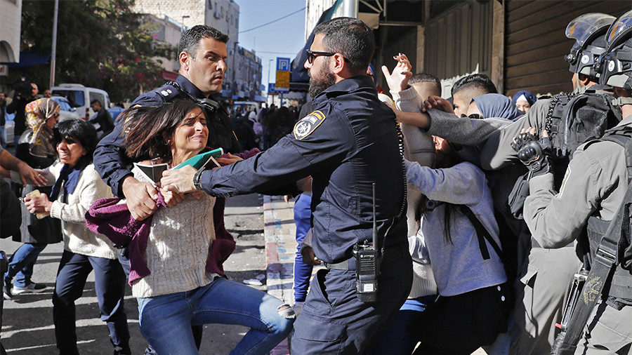 Click to enlarge Palestinian protesters
