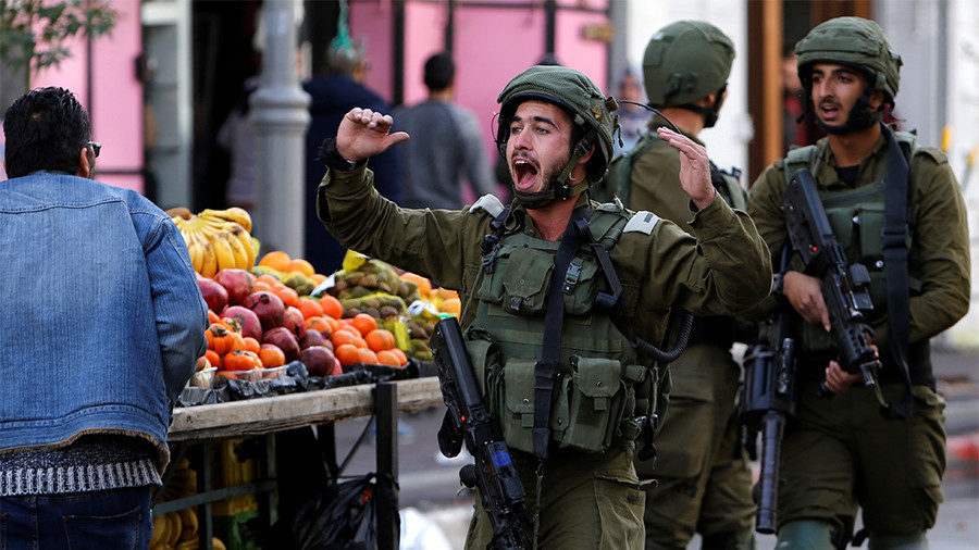 Soldiers stealing apples