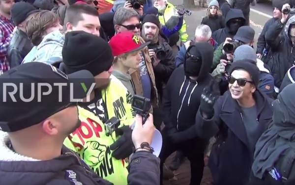 antifa riot portland