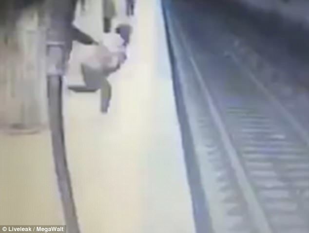 The victim is pushed from behind with great force at the subway station in Bucharest