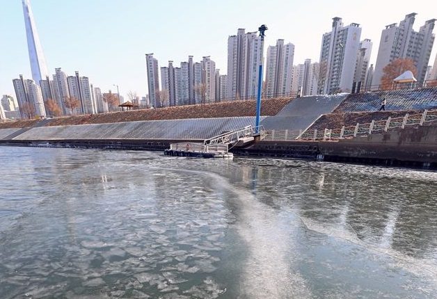 Seoul’s Han River Sees Earliest Ice Formation in 71 Years