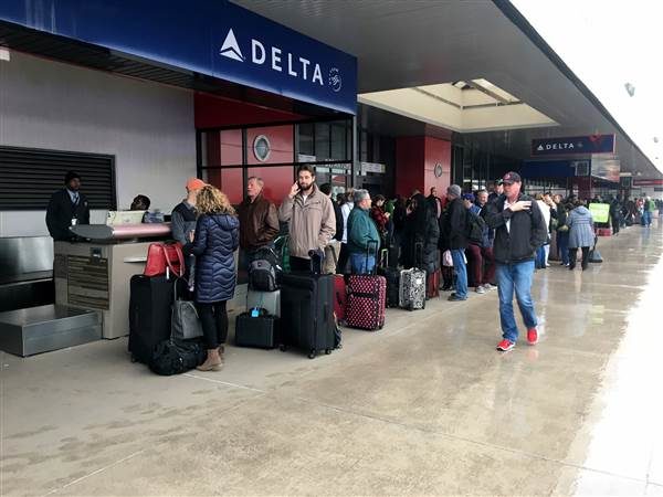 Click to enlarge Atlanta airport travellers