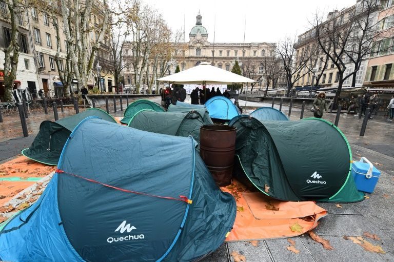 france refugee tents