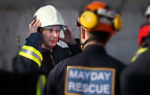 Click to enlarge Phillip Hammond, UK Foreign Secretary meeting White Helmets in southern Turkey