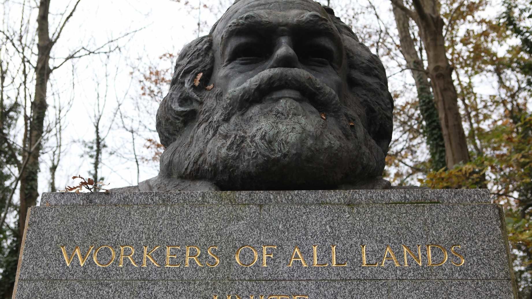 karl marx statue
