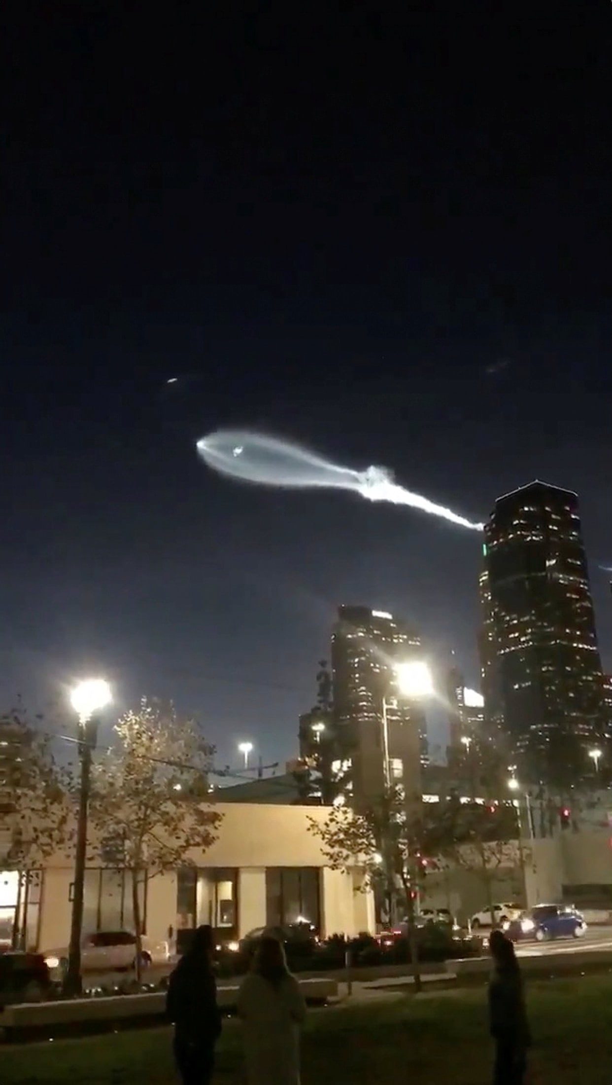 Click to enlarge spacex rocket trail