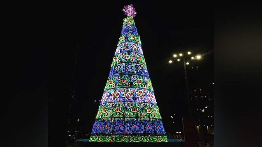 Click to enlarge christmas tree milan