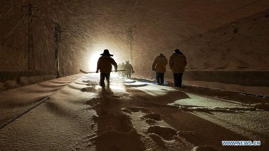 Click to enlarge Staff members of railway department clean the snow on the track in early morning in Urumqi, capital of northwest China's Xinjiang Uygur Autonomous Region, Dec. 28, 2017. As several places in Xinjiang were hit by heavy snow from Dec. 27