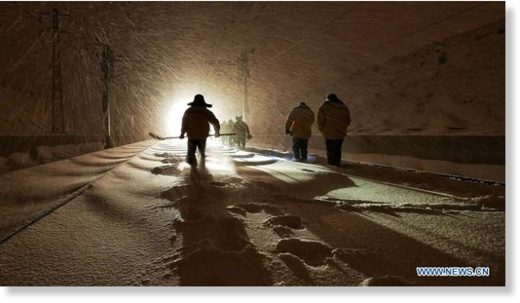 Click to enlarge Staff members of railway department clean the snow on the track in early morning in Urumqi, capital of northwest China's Xinjiang Uygur Autonomous Region, Dec. 28, 2017. As several places in Xinjiang were hit by heavy snow from Dec. 27