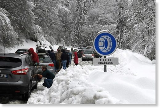 Click to enlarge Snow made some roads impassable in the French Alps and forced these motorists to put chains on their wheels
