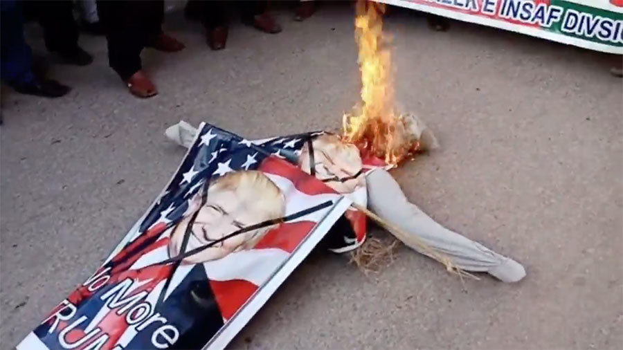 Click to enlarge Pakistani's burning Trump effigy